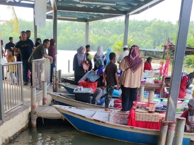 Pantai Suri Floating Market