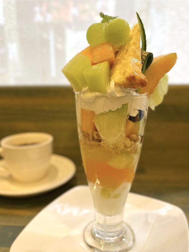 【北九州カフェ】夜まで開いてる嬉しいカフェ✨️季節のフルーツパフェがおいしい♡
