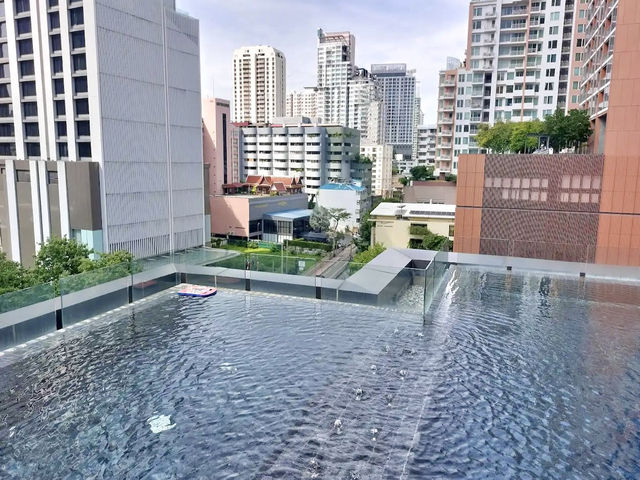 Infinity Pool สระว่ายน้ำลอยฟ้า @Skyview Hotel