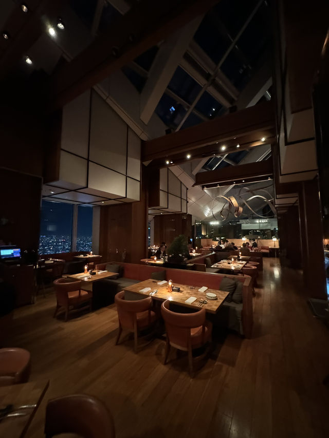 煌びやかな都心の夜景とともに！the tavernでディナータイム！
