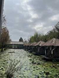 偽出國秒飛峇里島！屏東里港「水明漾活蝦景觀餐廳」絕美蓮花池與發呆亭帶你享受南洋氛圍