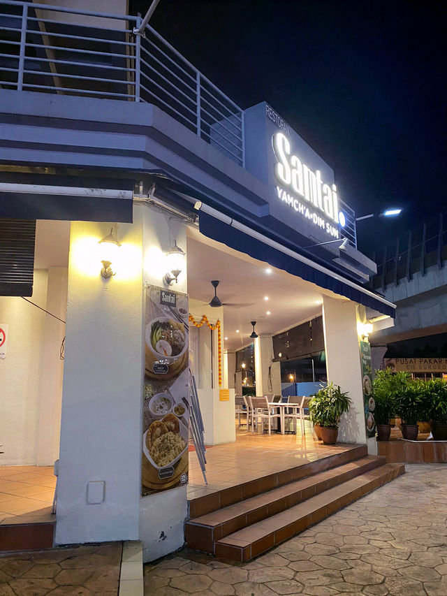 Relaxed Vibes and Tasty Bites! 🍗 