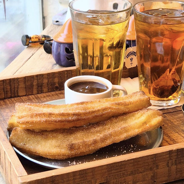 【韓国】あつあつのチョコをつけて食べるチュロスが最高のカフェ