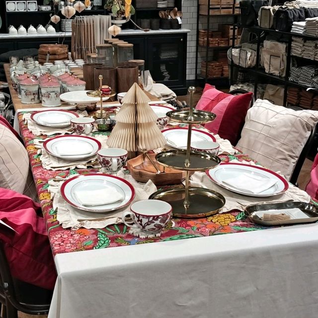Festive Magic Awaits: Shop, Snack & Relax at Dark H&M Home 