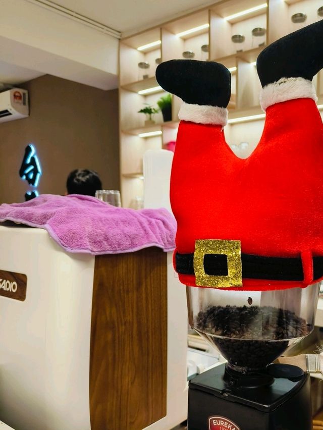 A Festive Steamboat to Celebrate the Season