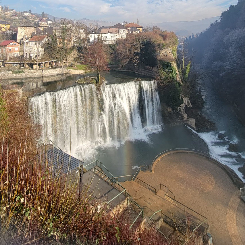 น้ำตก Jajce อันสง่างาม: ผลงานชิ้นเอกแห่งธรรมชาติในบอสเนีย