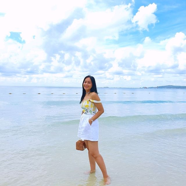 หาดทรายขาว ราวแก้วเจียรไน  ทรายแก้วบีช เสม็ด