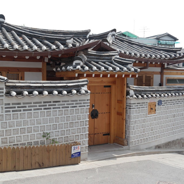 Walking Through History: The Beauty of Bukchon Hanok Village!