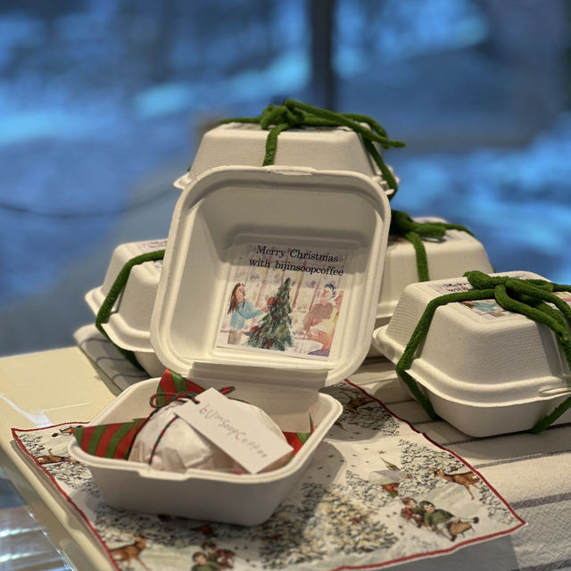 숲 속에 있는 대형 크리스마스 카페 꼭 다녀오세요🎄