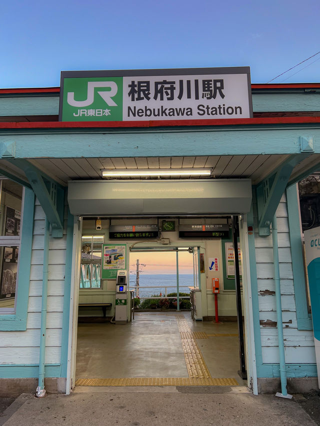 【神奈川🇯🇵】海が見える崖の上にある駅