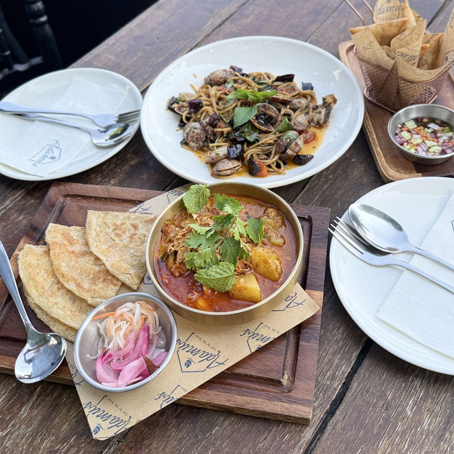 Adamus Cafe by the River ฮาลาล