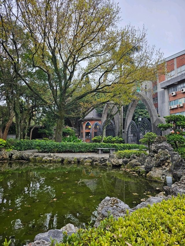 클래식한 서양 건축 양식의 붉은 빛 건물이 예쁜 대학교 🧱🏢