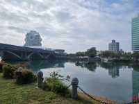 高雄港期間限定，海上巨型「魷魚遊戲」娃娃亮相！