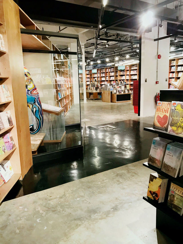 A Thai Feast & A Literary Escape at Tamarind Square 🍜📚