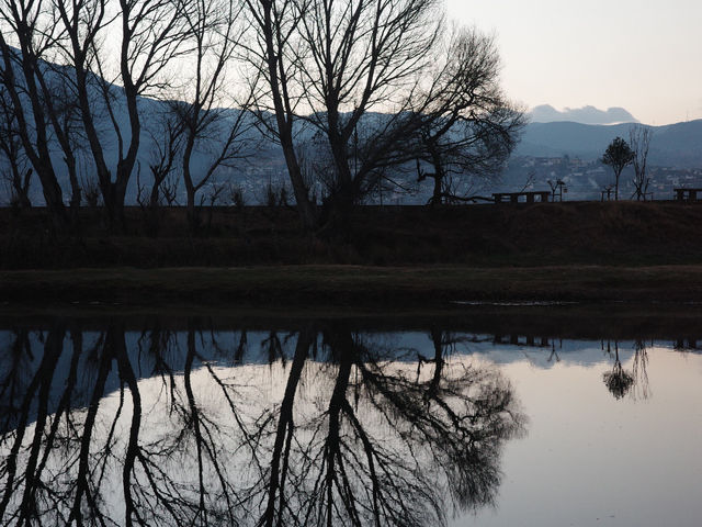 雲南之旅：沙溪古鎮玉津橋的早晨如油畫
