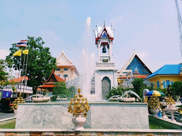 泰國曼谷市中心著名地標性寺廟景點：印卓威漢寺，十四世紀古跡寺廟，32米高金色雕像，適合打卡拍照📸冥想
