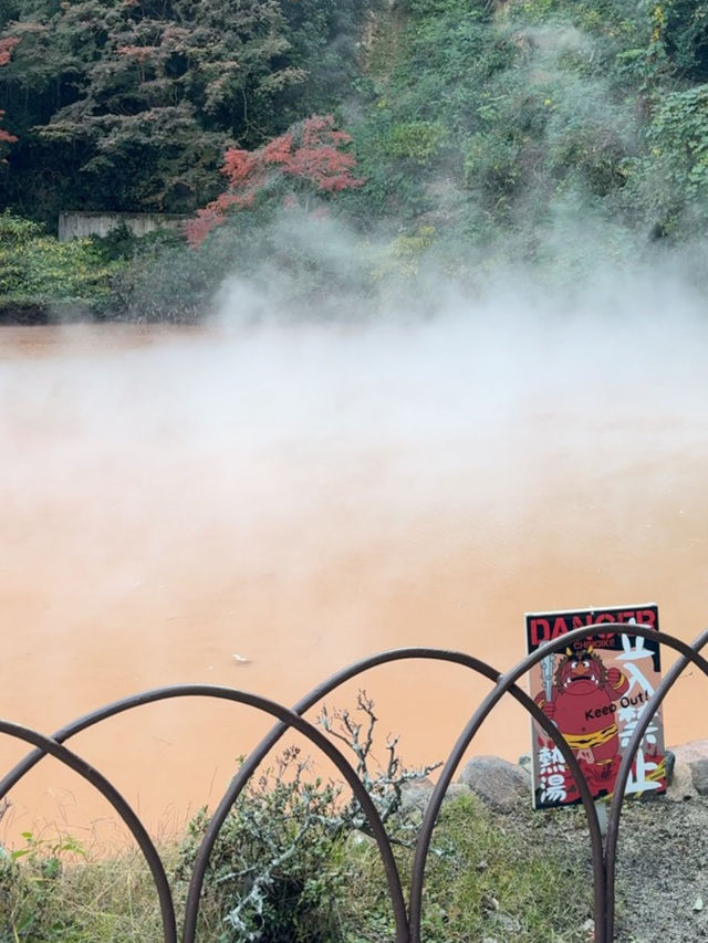 「日本最古の天然地獄『血の池地獄』で赤い熱泥の神秘を体感」
