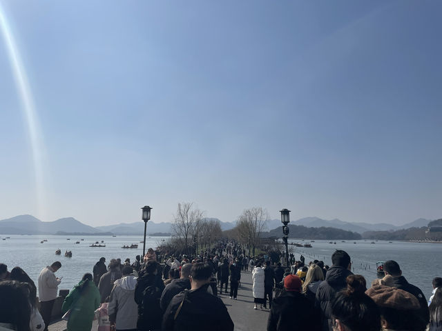 🏞️ **【杭州西湖與斷橋：詩意與浪漫的交匯】** 🌸  