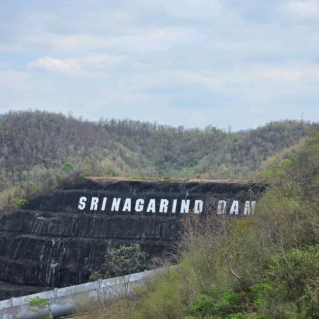 พักผ่อนในวันดีดี ที่ริมเขื่อนศรีนครินทร์