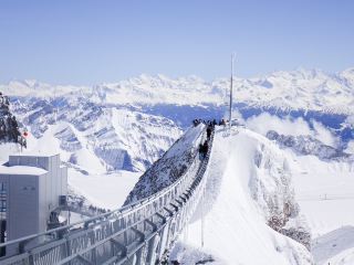 눈 덮인 산에 둘러싸인 느낌 🏔️