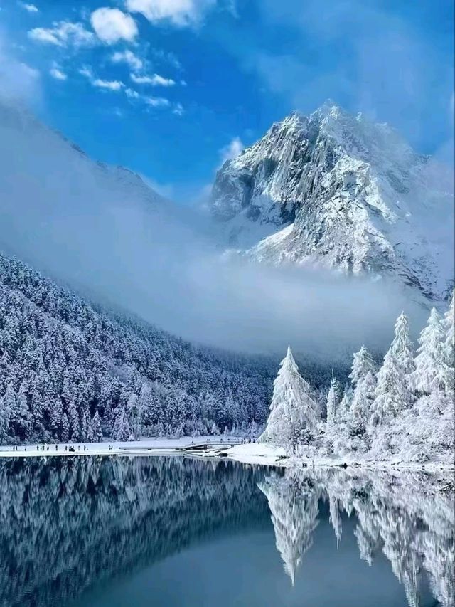 Bipenggou in Winter: A Silent Symphony of Snow and Stillness