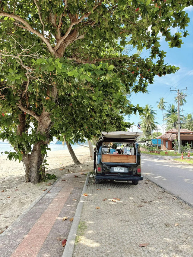 Volk coffee คาเฟ่ในรถตู้คันเก่า ที่ชุมพร