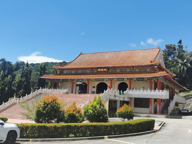 Climbing to the Clouds: My Misadventure at Puu Jih Syh Temple☁️🙏