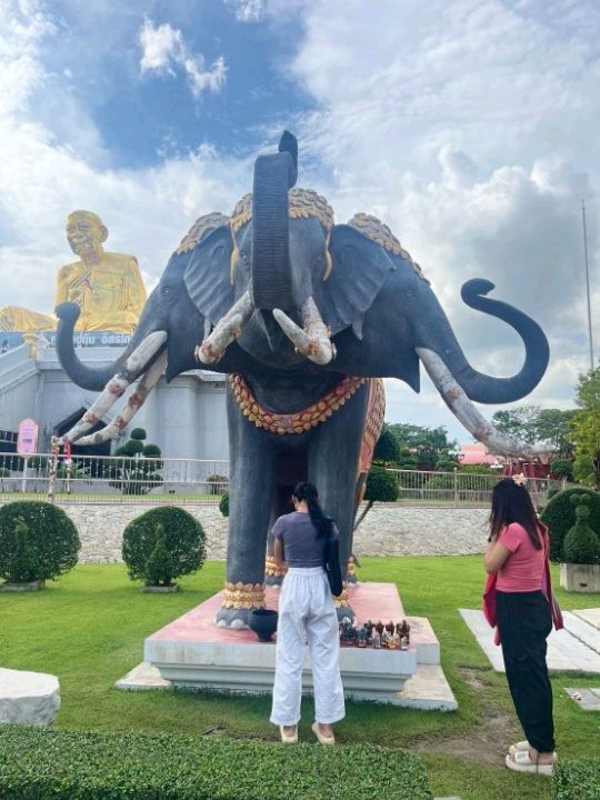 ไหว้พระขอพร หลวงปู่ทิม วัดละหารไร่ ระยอง