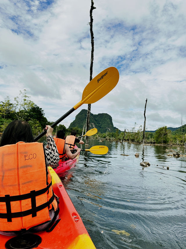พายเรือคายัคคลองหรูด คลองน้ำใสและเย็นฉ่ำ