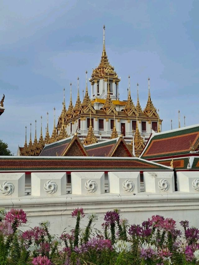 วัดราชนัดดบนถนนราชดำเนิน✨️