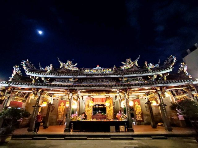 วัดเก่าแก่อายุกว่า 200 ปีกลางเมืองไทเป