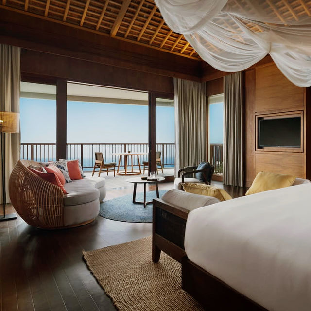 A Cliffside Haven of Unparalleled Luxury