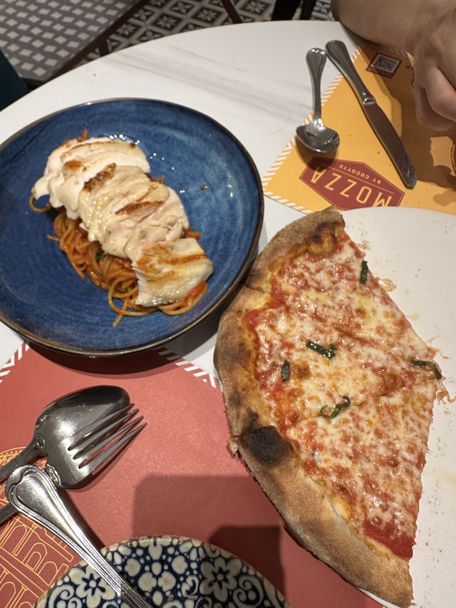 🍕 Custom Pizza, Tender Chicken at Mozza by Cocotte - Central Chidlom
