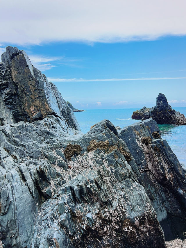 🌊 賊仔澳玻璃海灘超夢幻！拍出天空之鏡的私藏秘境就在宜蘭