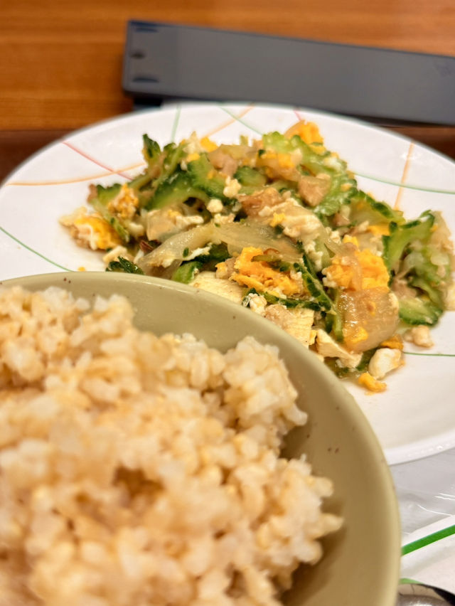 沖繩｜像回阿嬤家吃飯的花笠食堂 一盤濃縮近代歷史的炒苦瓜