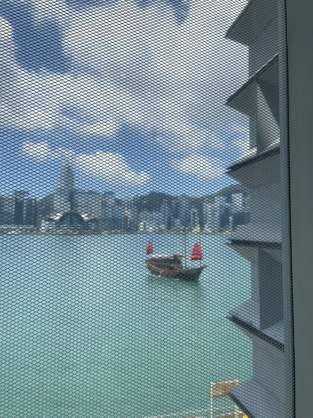 Museum of Art & scenic views of Hong Kong skyline