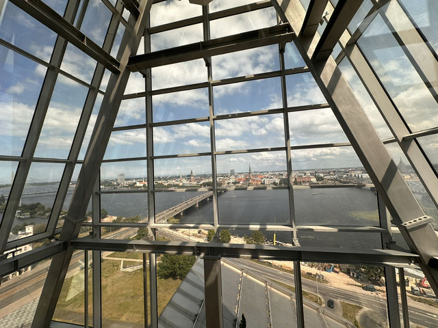 【ラトビア国立図書館｜静かに過ごせる現代建築と展望の空間】  美しい建物で感じる、文化と落ち着きのひととき