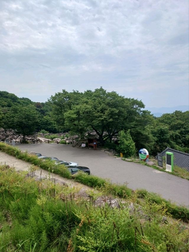 기암괴석이 빚은 장엄한 풍경의 절