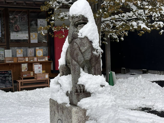兔兔開運神社登場！函館湯倉神社超萌守護靈現身，療癒系參拜讓你幸福滿載🐰⛩️♨️