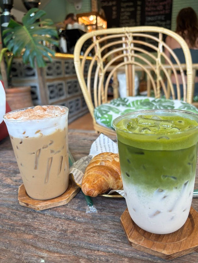 Paupau Cafe: Island Vibes & Good Eats