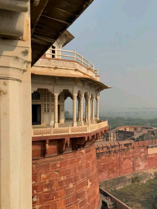 🏯 Agra Fort – The Royal Fortress of Power & Glory 