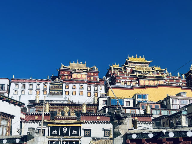 走進香格里拉的金色世界，在松贊林寺轉經，看見信仰與寧靜共存的時光裂縫