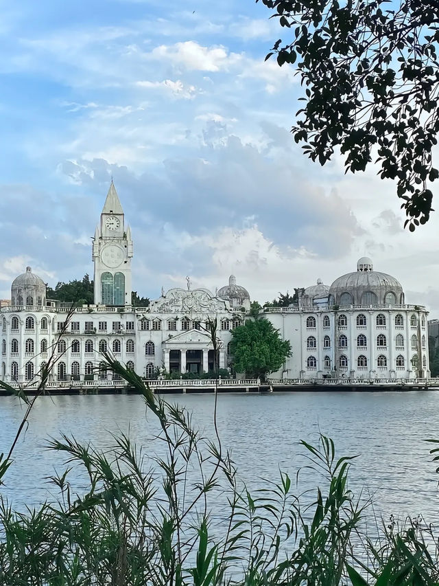 🏰 พระราชวังสีขาวกลางน้ำ