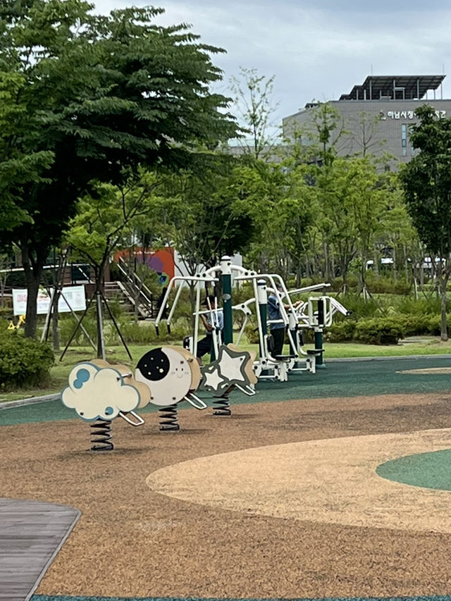 미사호수공원의 놀이터와 물놀이장