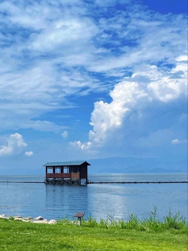 “Mirror of Clouds: The Timeless Beauty of Erhai Lake”