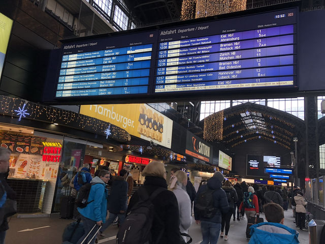  【ハンブルク中央駅｜ドイツ・ハンブルク 「ヨーロッパの旅が動き出す場所。人と時間が交差する壮大なステーション」】