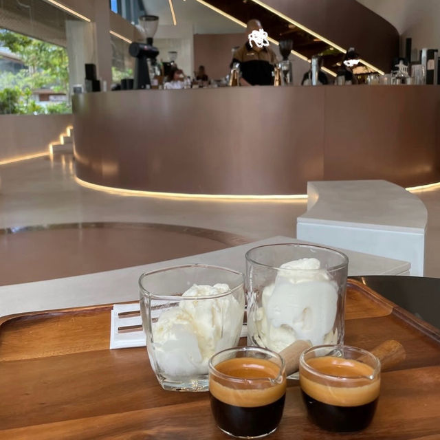 コーヒーの沼にハマる、焙煎所発の“飲み比べ”カフェRolling Roasters🇹🇭