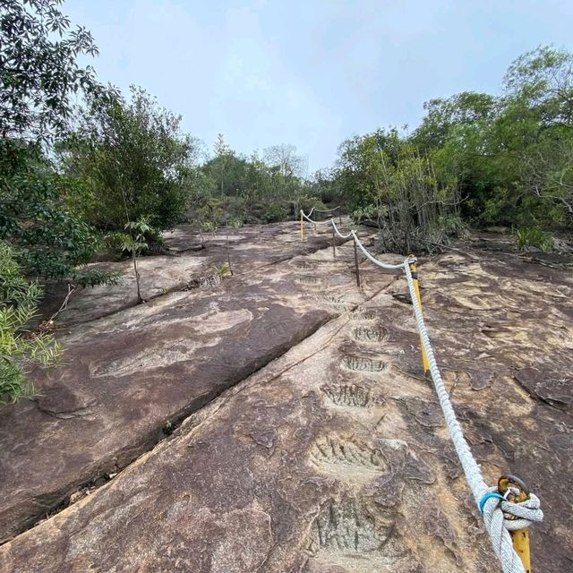 Urban Views and Unique Rock Formations at Jinmian Mountain and Scissors Rock