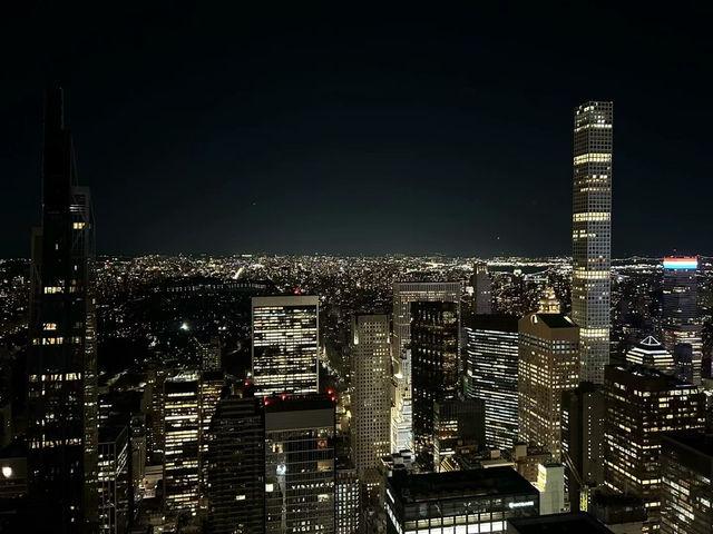 🌌 曼哈頓的夜晚,是夢與現實交疊的縫隙 🌌 曼哈頓的夜晚,是夢與現實交疊的縫隙