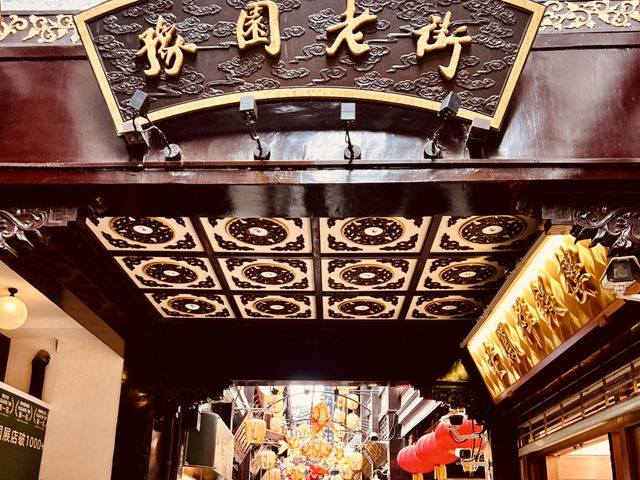 A Vibrant Labyrinth of Traditional Shopping and Cultural Discoveries
